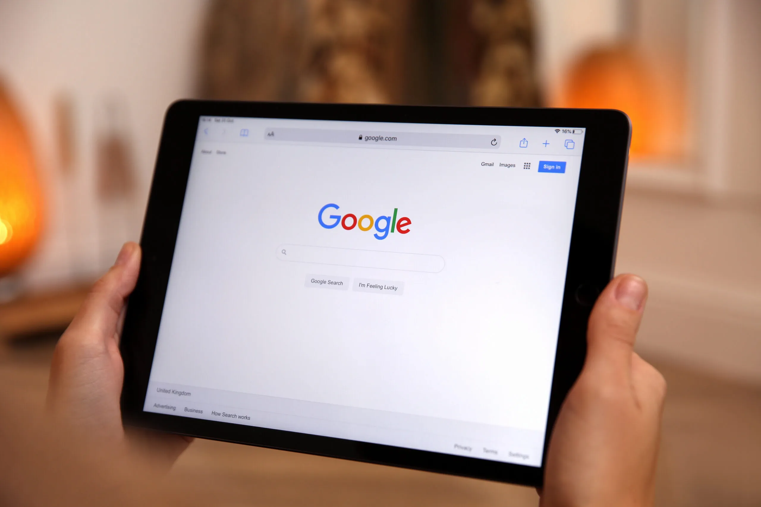 home page di google su tablet nero
